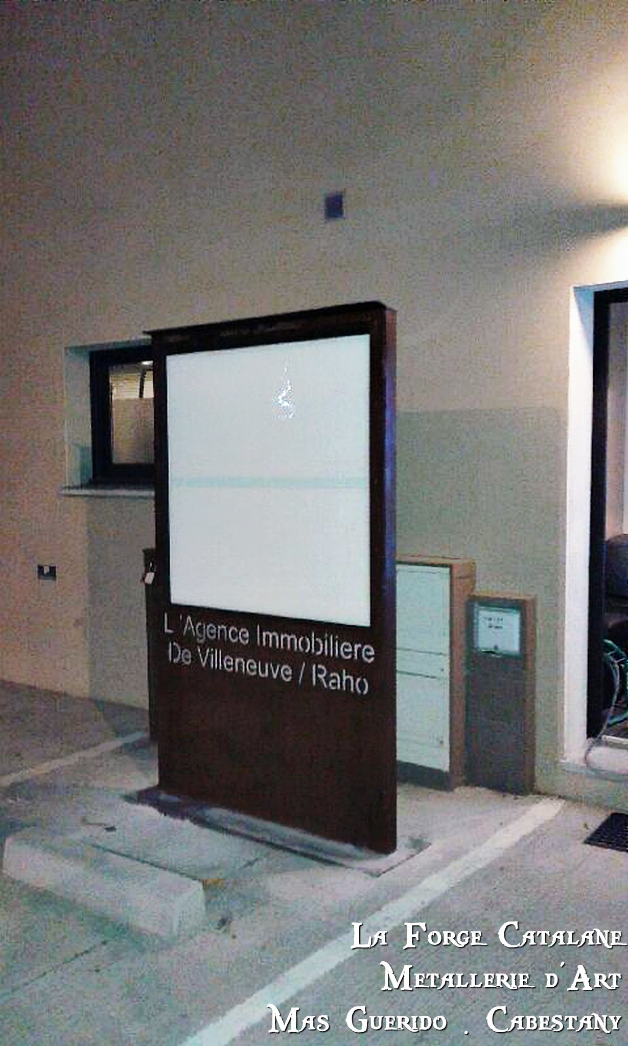 totem porte publicite illumine agence immo forge catalane.jpg